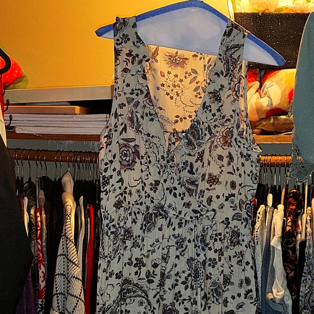 Women's size medium country dress with low V tye and the waist like a wraparound